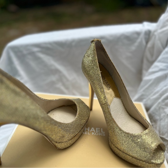NWT MICHAEL KORS
YORK PLATFORM
GOLD
GLITTER
7 M - Picture 8 of 8